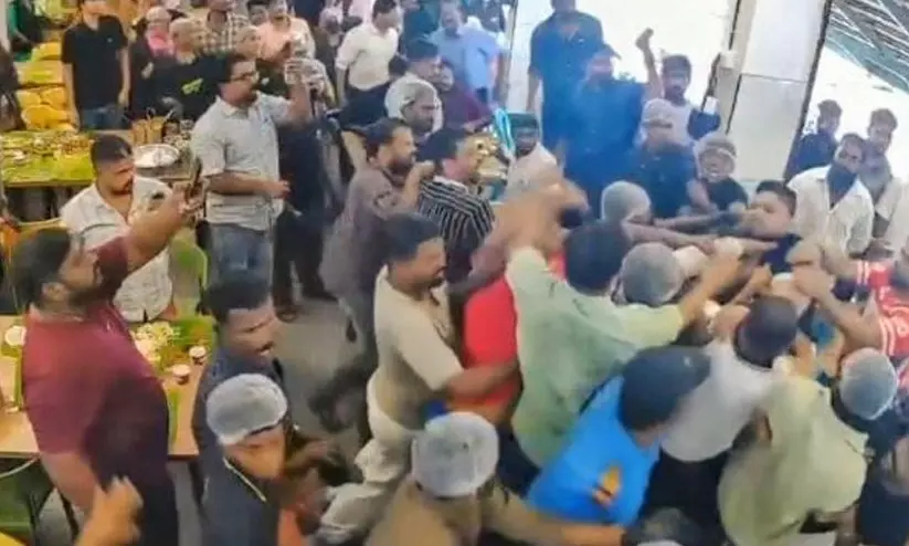 മീനിന്റെ വിലയെ ചൊല്ലി തർക്കം, കുറ്റിപ്പുറത്തെ ഹോട്ടലിൽ കൂട്ടയടി; അഞ്ച് പേർക്കെതിരെ കേസ് മീനിന്റെ വിലയെ ചൊല്ലി തർക്കം, കുറ്റിപ്പുറത്തെ ഹോട്ടലിൽ കൂട്ടയടി; അഞ്ച് പേർക്കെതിരെ കേസ്