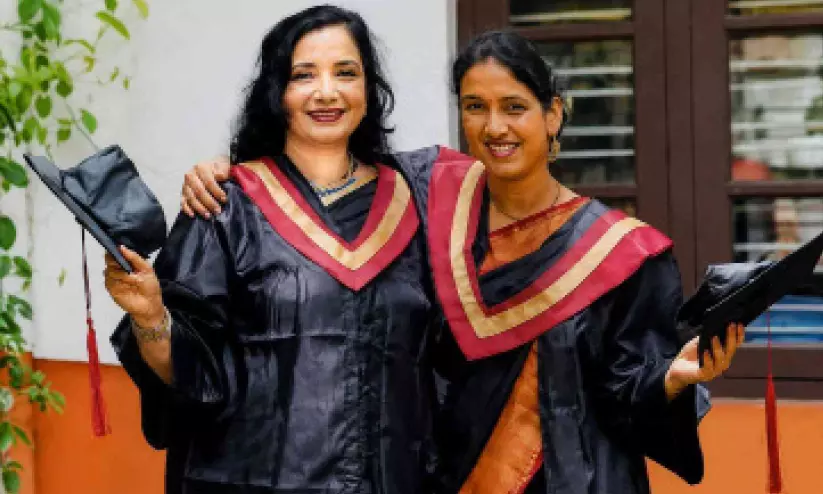 മകളോടൊപ്പം യൂനിഫോമിട്ട് അമ്മയും, ആദ്യ സെമസ്റ്ററിൽ തോറ്റു, ഒടുവിൽ കാമ്പസ് റിക്രൂട്ട്മെന്റിൽ തൊഴിലും സ്വന്തമാക്കി മകളോടൊപ്പം യൂനിഫോമിട്ട് അമ്മയും, ആദ്യ സെമസ്റ്ററിൽ തോറ്റു, ഒടുവിൽ കാമ്പസ് റിക്രൂട്ട്മെന്റിൽ തൊഴിലും സ്വന്തമാക്കി