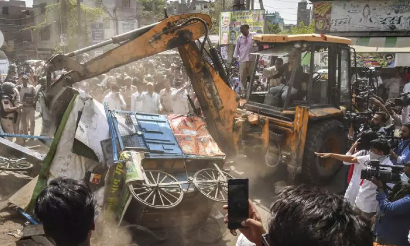 ബുൾഡോസർ രാജ്: നിർണായക ഇടപെടലുമായി സുപ്രീംകോടതി ബുൾഡോസർ രാജ്: നിർണായക ഇടപെടലുമായി സുപ്രീംകോടതി