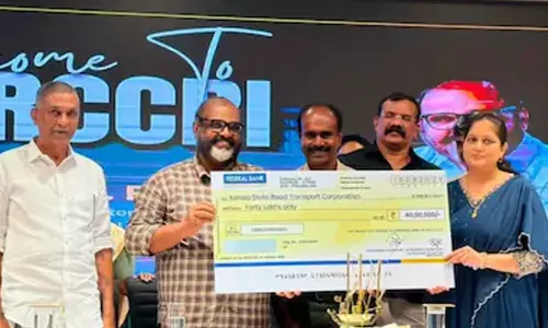 ചരിത്രത്തിലാദ്യം! കെ.​എ​സ്.​ആ​ർ.​ടി.​സി​ക്ക് സ​ഹ​ക​ര​ണ​സം​ഘം ബ​സ് വാ​ങ്ങി​ന​ൽ​കും; 40 ല​ക്ഷം രൂ​പ​യു​ടെ ചെ​ക്ക് കൈ​മാ​റി