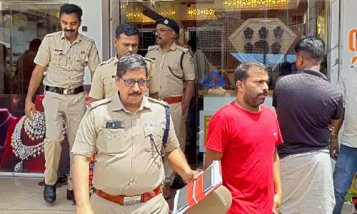 ക​ട​ത്ത​നാ​ട് ലേ​ബ​ർ കോ​ൺ​ട്രാ​ക്ട് കോ-​ഓ​പ​റേ​റ്റി​വ് സൊ​സൈ​റ്റി ത​ട്ടി​പ്പ്; മു​ഖ്യപ്ര​തി​യു​മാ​യി തെ​ളി​വെ​ടു​പ്പ് ന​ട​ത്തി