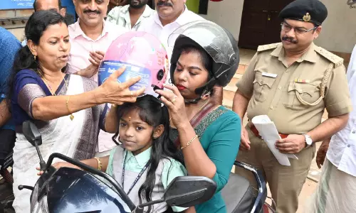 കു​ഞ്ഞ് ജീ​വ​നാ​ണ്, നമുക്ക് സം​ര​ക്ഷി​ക്കേ​ണ്ട​തു​ണ്ട്, കു​ട്ടി​ക​ൾ​ക്കും വേ​ണം ഹെ​ൽ​മ​റ്റ്; കാ​മ്പ​യി​​ന് തു​ട​ക്കം