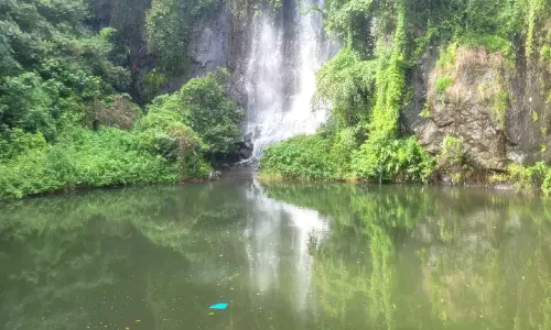 അ​പ​ക​ട മു​ന്ന​റി​യി​പ്പി​ന് അ​വ​ഗ​ണ​ന; അ​യ്യ​പ്പ​നോ​വി​ലേ​ക്ക് സ​ഞ്ചാ​രി​ക​ളു​ടെ ഒ​ഴു​ക്ക്