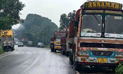 പാലക്കാട്ടുതാഴം പാലത്തില് അനധികൃത പാര്ക്കിങ്; ഗതാഗതക്കുരുക്കില് കുടുങ്ങി യാത്രക്കാര് പാലക്കാട്ടുതാഴം പാലത്തില് അനധികൃത പാര്ക്കിങ്; ഗതാഗതക്കുരുക്കില് കുടുങ്ങി യാത്രക്കാര്