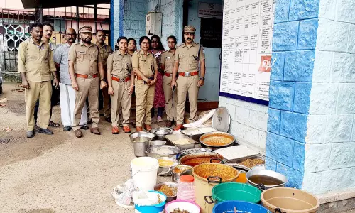 അടൂരിലെ ഹോട്ടലുകളിൽ പഴകിയ ഭക്ഷണം; പരിശോധന തടസ്സപ്പെടുത്താൻ ശ്രമം അടൂരിലെ ഹോട്ടലുകളിൽ പഴകിയ ഭക്ഷണം; പരിശോധന തടസ്സപ്പെടുത്താൻ ശ്രമം