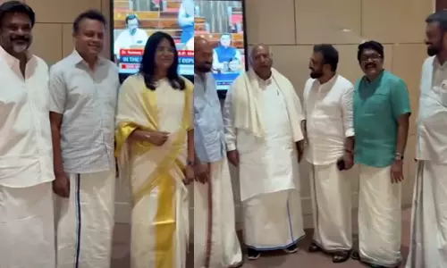 മുണ്ടുടുത്ത് ഖാർഗെയും ബ്രിട്ടാസും അടക്കമുള്ള ദക്ഷിണേന്ത്യൻ എം.പിമാർ; ലുങ്കിവാല അധിക്ഷേപത്തിന് വേറിട്ട മറുപടി -VIDEO മുണ്ടുടുത്ത് ഖാർഗെയും ബ്രിട്ടാസും അടക്കമുള്ള ദക്ഷിണേന്ത്യൻ എം.പിമാർ; ലുങ്കിവാല അധിക്ഷേപത്തിന് വേറിട്ട മറുപടി -VIDEO