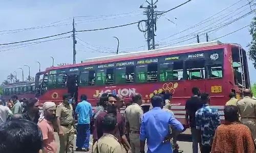 ദേശീയ പാത പുന്നോൽ പെട്ടിപ്പാലത്ത് സ്വകാര്യ ലിമിറ്റഡ് സ്റ്റോപ്പ് ബസുകൾ കൂട്ടിയിടിച്ച് ഡ്രൈവർമാർ ഉൾപ്പെടെ 73 പേർക്ക് പരിക്ക് ദേശീയ പാത പുന്നോൽ പെട്ടിപ്പാലത്ത് സ്വകാര്യ ലിമിറ്റഡ് സ്റ്റോപ്പ് ബസുകൾ കൂട്ടിയിടിച്ച് ഡ്രൈവർമാർ ഉൾപ്പെടെ 73 പേർക്ക് പരിക്ക്