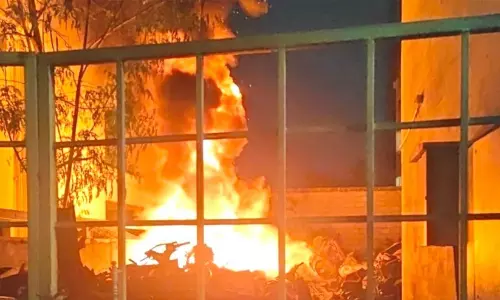 ബംഗളൂരുവിൽ വൻ തീപിടിത്തം: പാർക്കിങ് കേന്ദ്രത്തിൽ നിർത്തിയിട്ടിരുന്ന മുന്നൂറിലധികം ഇലക്ട്രിക് സ്കൂട്ടറുകൾ കത്തിനശിച്ചു