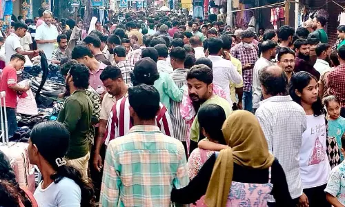 അത്തമെത്തും മുമ്പേ വിപണിയിൽ തിരക്കോടുതിരക്ക്