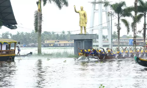 നാടാകെ ‘ഓളത്തിര’; തുഴപ്പാടകലെ വേഗപ്പോര്, പരിശീലനയോട്ടത്തിൽ ചുണ്ടന് വള്ളങ്ങൾ നാടാകെ ‘ഓളത്തിര’; തുഴപ്പാടകലെ വേഗപ്പോര്, പരിശീലനയോട്ടത്തിൽ ചുണ്ടന് വള്ളങ്ങൾ