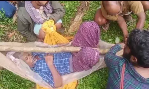 റോഡില്ല; ഇടമലക്കുടിയിൽ രോഗിയായ വയോധികനെ ആശുപത്രിയിലെത്തിച്ചത് എട്ട് കി.മീ ചുമന്ന്