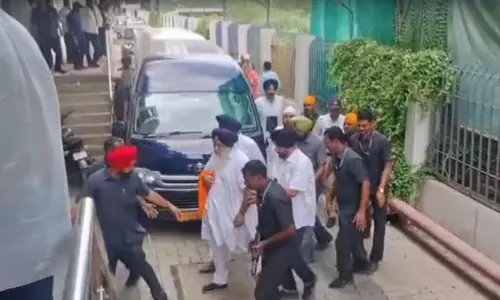 ഗുരുദ്വാരയിൽ ശിരോമണി അകാലിദൾ നേതാവ് സുഖ്ബീർ സിങ് ബാദലിന് നേരെ ആക്രമണം
