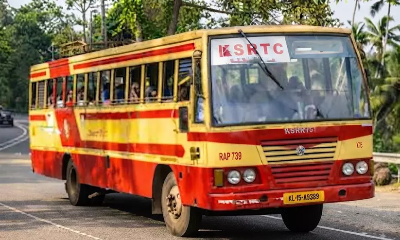 വായിൽ കടിച്ച നോട്ടിനെച്ചൊല്ലി ബസിൽ ബഹളം; ഒടുവിൽ വനിത കണ്ടക്ടർ ആശുപത്രിയിൽ, കെ.എസ്.ആർ.ടി.സിയുടെ ട്രിപ്പ് മുടങ്ങി വായിൽ കടിച്ച നോട്ടിനെച്ചൊല്ലി ബസിൽ ബഹളം; ഒടുവിൽ വനിത കണ്ടക്ടർ ആശുപത്രിയിൽ, കെ.എസ്.ആർ.ടി.സിയുടെ ട്രിപ്പ് മുടങ്ങി