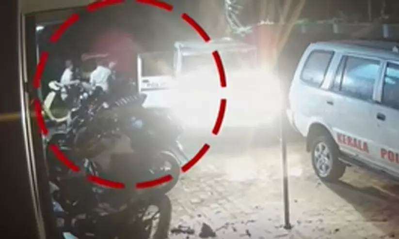 താനൂർ കസ്റ്റഡി കൊലപാതകം; ക്രൂരമർദനമേറ്റ താമിർ ജിഫ്രിയെ പൊലീസുകാർ ചുമന്ന് ജീപ്പിൽ കയറ്റുന്ന ദൃശ്യങ്ങൾ പുറത്ത്, ആശുപത്രിയിലെത്തിക്കുന്നതും വൈകിപ്പിച്ചു താനൂർ കസ്റ്റഡി കൊലപാതകം; ക്രൂരമർദനമേറ്റ താമിർ ജിഫ്രിയെ പൊലീസുകാർ ചുമന്ന് ജീപ്പിൽ കയറ്റുന്ന ദൃശ്യങ്ങൾ പുറത്ത്, ആശുപത്രിയിലെത്തിക്കുന്നതും വൈകിപ്പിച്ചു