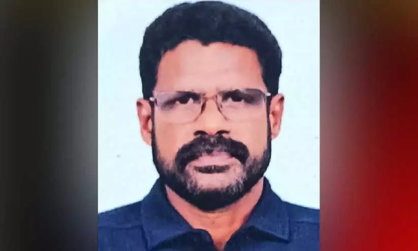 ചരക്ക് ഇറക്കുന്നതിനിടെ റെയിൽവേ ലൈനിൽ നിന്ന് ഷോക്കേറ്റ ലോറി ഡ്രൈവർ മരിച്ചു ചരക്ക് ഇറക്കുന്നതിനിടെ റെയിൽവേ ലൈനിൽ നിന്ന് ഷോക്കേറ്റ ലോറി ഡ്രൈവർ മരിച്ചു