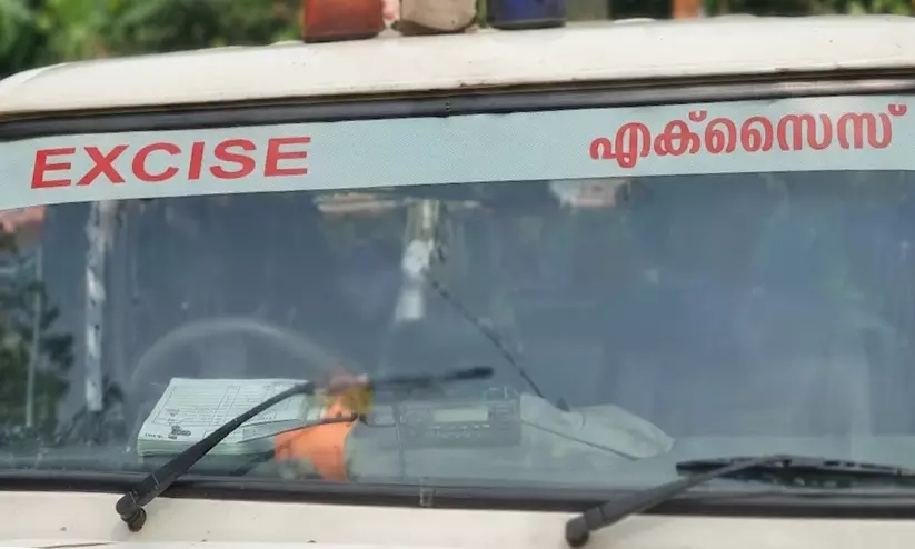 കിടപ്പുമുറിയിൽ മിനി ഡിസ്റ്റിലറി; 231 ലീറ്റർ വ്യാജമദ്യവും 88 ലീറ്റർ സ്പിരിറ്റുമായി യുവാവ് പിടിയിൽ കിടപ്പുമുറിയിൽ മിനി ഡിസ്റ്റിലറി; 231 ലീറ്റർ വ്യാജമദ്യവും 88 ലീറ്റർ സ്പിരിറ്റുമായി യുവാവ് പിടിയിൽ