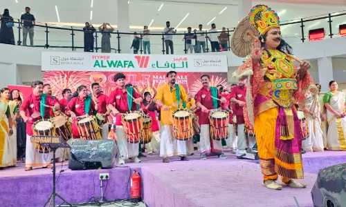 ‘ജി.എം.എഫ്​ -മാവേലി സംഗീത സന്ധ്യ’ ശ്രദ്ധേയമായി; ചെ​ണ്ട​മേ​ള​ത്തി​​ന്റെ അ​ക​മ്പ​ടി​യോ​ടെ മ​ഹാ​ബ​ലി​ക്ക് വ​ര​വേ​ൽ​പ്പ്