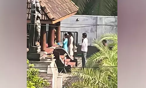 കാളിയാർമഠം ചാത്തൻസേവാ കേന്ദ്രത്തിനെതിരെ സമീപവാസികൾ കാളിയാർമഠം ചാത്തൻസേവാ കേന്ദ്രത്തിനെതിരെ സമീപവാസികൾ