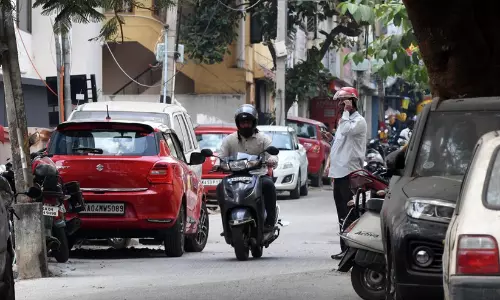 വീടിനു പുറത്ത് വാഹനം പാർക്ക് ചെയ്യുന്നതിന് വർഷം 25000 രൂപ ഫീസ്: കർശന നിയന്ത്രണങ്ങളുമായി ബംഗളൂരു വീടിനു പുറത്ത് വാഹനം പാർക്ക് ചെയ്യുന്നതിന് വർഷം 25000 രൂപ ഫീസ്: കർശന നിയന്ത്രണങ്ങളുമായി ബംഗളൂരു