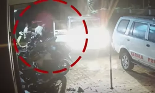 താനൂർ കസ്റ്റഡി കൊലപാതകം; ക്രൂരമർദനമേറ്റ താമിർ ജിഫ്രിയെ പൊലീസുകാർ ചുമന്ന് ജീപ്പിൽ കയറ്റുന്ന ദൃശ്യങ്ങൾ പുറത്ത്, ആശുപത്രിയിലെത്തിക്കുന്നതും വൈകിപ്പിച്ചു