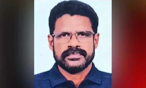ചരക്ക് ഇറക്കുന്നതിനിടെ റെയിൽവേ ലൈനിൽ നിന്ന് ഷോക്കേറ്റ ലോറി ഡ്രൈവർ മരിച്ചു ചരക്ക് ഇറക്കുന്നതിനിടെ റെയിൽവേ ലൈനിൽ നിന്ന് ഷോക്കേറ്റ ലോറി ഡ്രൈവർ മരിച്ചു
