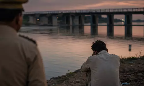 സമൂഹമാധ‍്യമത്തിൽ പരിചയപ്പെട്ട സുഹൃത്തിൽ നിന്ന് 18 കാരി ഗർഭിണിയായി; നദിയിൽ മുക്കിക്കൊന്ന് പിതാവ്