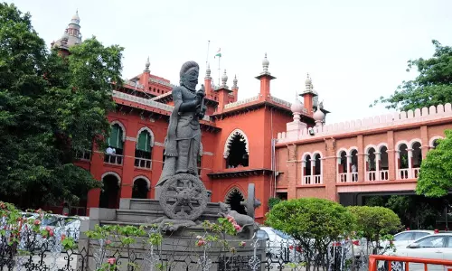 സ്വാതന്ത്ര്യദിനത്തിൽ ദേശീയഗാനത്തിന് മുമ്പ് ‘വന്ദേ മാതരം’; തമിഴ് തായ് വാഴ്ത്ത് ഒഴിവാക്കിയതിനെതിരെ മധുര ബെഞ്ച് ബാർ അസോസിയേഷൻ സ്വാതന്ത്ര്യദിനത്തിൽ ദേശീയഗാനത്തിന് മുമ്പ് ‘വന്ദേ മാതരം’; തമിഴ് തായ് വാഴ്ത്ത് ഒഴിവാക്കിയതിനെതിരെ മധുര ബെഞ്ച് ബാർ അസോസിയേഷൻ