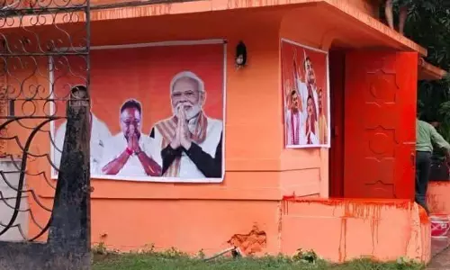 സാംസ്കാരിക സ്ഥാപനങ്ങളെ കാവിവൽക്കരിക്കുന്നു; കൊൽക്കത്ത അക്കാദമി ഓഫ് ഫൈൻ ആർട്സിന് കാവി നിറം നൽകിയതിൽ പ്രതിഷേധം സാംസ്കാരിക സ്ഥാപനങ്ങളെ കാവിവൽക്കരിക്കുന്നു; കൊൽക്കത്ത അക്കാദമി ഓഫ് ഫൈൻ ആർട്സിന് കാവി നിറം നൽകിയതിൽ പ്രതിഷേധം