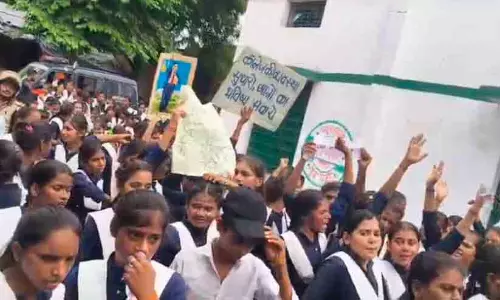 സ്കൂളിന് മുന്നിൽ റോഡ് ഉപരോധിച്ചും മുദ്രാവാക്യം വിളിച്ചും വിദ്യാർഥികൾ; യു.പിയിൽ സ്കൂളുകളുടെ ശോച്യാവസ്ഥയിൽ പ്രതിഷേധം സ്കൂളിന് മുന്നിൽ റോഡ് ഉപരോധിച്ചും മുദ്രാവാക്യം വിളിച്ചും വിദ്യാർഥികൾ; യു.പിയിൽ സ്കൂളുകളുടെ ശോച്യാവസ്ഥയിൽ പ്രതിഷേധം