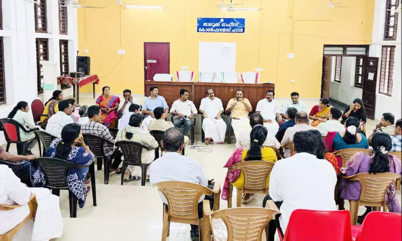 ഓണക്കാല ഗതാഗത കുരുക്ക് അഴിക്കാൻ കരുനാഗപ്പള്ളി ഓണക്കാല ഗതാഗത കുരുക്ക് അഴിക്കാൻ കരുനാഗപ്പള്ളി