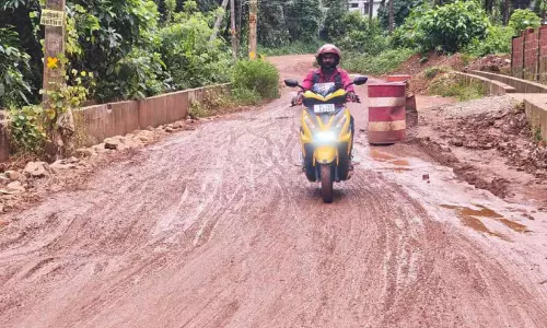 നിർമാണം ഇഴഞ്ഞുനീങ്ങുന്നു; മലയോര  വാസികളുടെ യാത്ര ദുരിതക്കയത്തിൽ