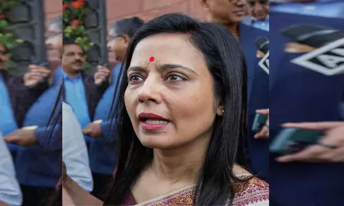 പാതിരാത്രിയിൽ ഇറക്കിവിടാൻ നീക്കം, മഹുവ മൊയ്ത്രക്ക് നേരെ സർക്യൂട്ട് ഹൗസിൽ നാടകം; ‘ജയ് ശ്രീറാം’ വിളികളുമായി ആൾക്കൂട്ടം