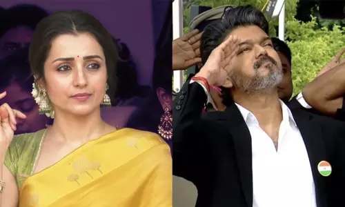 വിജയ് ദേശീയപതാക ഉയർത്തിയ സ്വാതന്ത്ര്യദിനാഘോഷ ചടങ്ങിൽ പ്രത്യേക അതിഥിയായി തൃഷ; വൈറലായി വിഡിയോ
