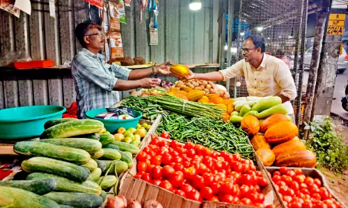 ഓ​ണ​മു​ണ്ണാ​ൻ ചെ​ല​വേ​റും; പച്ചക്കറി വിലയിൽ കുതിപ്പ്