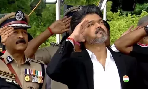 ഞങ്ങളെല്ലാവരും ജന സേവകരാണ്; സ്വാതന്ത്ര്യദിന പ്രസംഗത്തിലും അഴിമതിക്കെതരേ നിലപാട് കടുപ്പിച്ച് വിജയ്