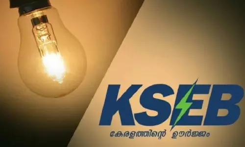 നി​ര​ന്ത​ര വൈ​ദ്യു​തി മു​ട​ക്കം: കെ.​എ​സ്.​ഇ.​ബി   ഓ​ഫീ​സ് ഉ​പ​രോ​ധി​ച്ച് വ്യാ​പാ​രി​ക​ൾ