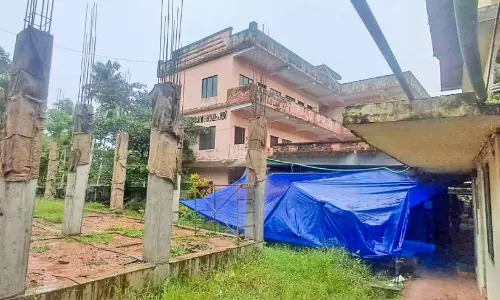 അസൗകര്യങ്ങളിൽ വീർപ്പുമുട്ടി വൈക്കം ആയുർവേദ ആശുപത്രി അസൗകര്യങ്ങളിൽ വീർപ്പുമുട്ടി വൈക്കം ആയുർവേദ ആശുപത്രി