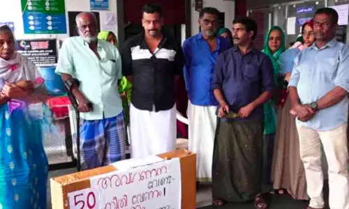 അടിമാലി മലയിടിച്ചിൽ: ദുരന്തബാധിതർ സമരം അവസാനിപ്പിച്ചു അടിമാലി മലയിടിച്ചിൽ: ദുരന്തബാധിതർ സമരം അവസാനിപ്പിച്ചു