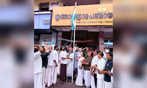 ലുങ്കിയുടുത്ത് സ്വാതന്ത്ര്യദിന പതാക ഉയർത്തി വി.ടി. ബൽറാം