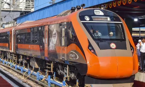 ഓണക്കാലത്ത് നാട്ടിലെത്തുന്നവർക്ക് ആശ്വാസം: ബംഗളൂരു-എറണാകുളം വന്ദേഭാരതിന് 8 കോച്ചുകൾ കൂടി അനുവദിച്ചു