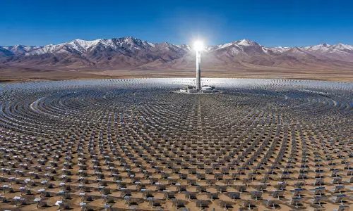 Field of thousands of heliostat solar mirrors concentrating sunlight onto a central thermal tower in Tibet