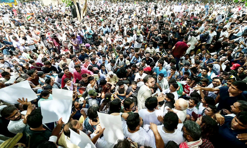 കോടതി പരാതി കേൾക്കില്ലെങ്കിൽ ജനം ബദൽ തേടും കോടതി പരാതി കേൾക്കില്ലെങ്കിൽ ജനം ബദൽ തേടും
