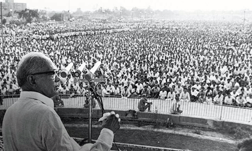 പ്രധാനമന്ത്രി ഇന്ദിരാഗാന്ധിക്കെതിരെ 1975 ജൂണിൽ ന്യൂഡൽഹിയിലെ രാംലീല മൈതാനിയിൽ നടന്ന പൊതുയോഗത്തിൽ ജയപ്രകാശ് നാരായൺ സംസാരിക്കുന്നു.