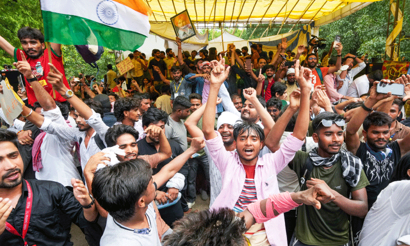 കേന്ദ്ര വിദ്യാഭ്യാസ മന്ത്രി ധർമേന്ദ്ര പ്രധാൻ രാജിവെച്ചതിനെത്തുടർന്ന് ജന്തർമന്തറിൽ കോക്രോച്ച് ജനത പാർട്ടി പ്രവർത്തകർ നടത്തിയ ആഹ്ലാദ പ്രകടനം