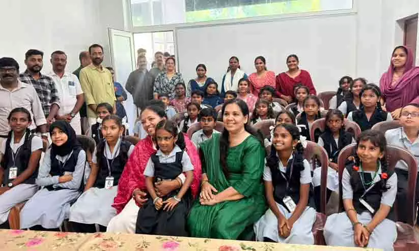 പാർലമെന്റ് കാണാൻ കൊണ്ടുപോകാമോ...? മന്ത്രിയോടും എം.പിയോടും കുട്ടികളുടെ ചോദ്യം; നിയമസഭയും കാണിക്കാമെന്ന് മറുപടി പാർലമെന്റ് കാണാൻ കൊണ്ടുപോകാമോ...? മന്ത്രിയോടും എം.പിയോടും കുട്ടികളുടെ ചോദ്യം; നിയമസഭയും കാണിക്കാമെന്ന് മറുപടി