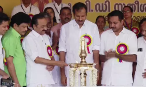 അത്തപ്പൊലിമയിൽ ഘോഷയാത്ര; മുഖ്യമന്ത്രി വി.ഡി. സതീശൻ ഉദ്ഘാടനം ചെയ്തു, ഇനി ഓണക്കാലം
