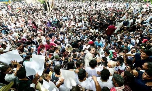 കോടതി പരാതി കേൾക്കില്ലെങ്കിൽ ജനം ബദൽ തേടും കോടതി പരാതി കേൾക്കില്ലെങ്കിൽ ജനം ബദൽ തേടും