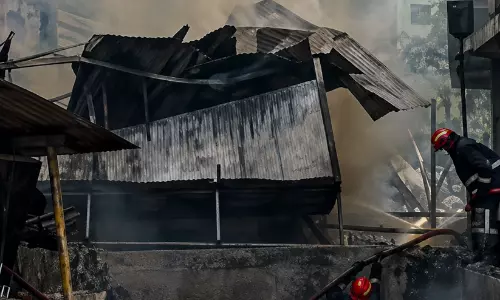 ഫർണിച്ചർ ഷോപ്പിന്റെ ഗോഡൗണിൽ തീപിടിത്തം; ആരോ മനഃപൂർവം തീയിട്ടതാണെന്ന് കടയുടമ ഫർണിച്ചർ ഷോപ്പിന്റെ ഗോഡൗണിൽ തീപിടിത്തം; ആരോ മനഃപൂർവം തീയിട്ടതാണെന്ന് കടയുടമ