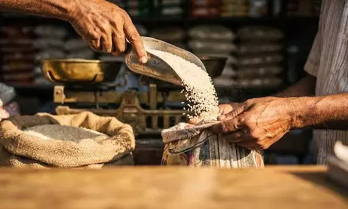ടൈഡ് ഓവര് വിഹിതം: വെട്ടിക്കുറച്ച അരി പുനഃസ്ഥാപിക്കാൻ ആവശ്യപ്പെടും ടൈഡ് ഓവര് വിഹിതം: വെട്ടിക്കുറച്ച അരി പുനഃസ്ഥാപിക്കാൻ ആവശ്യപ്പെടും