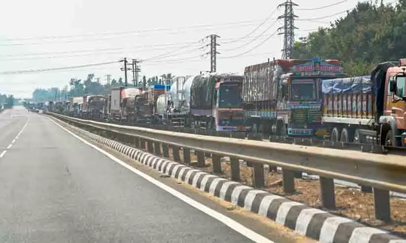 റോഡ് മുറ്റത്തുകൂടി പോകും, കയറാൻ കിലോമീറ്ററുകൾ താണ്ടണം! ഔട്ടർ റിങ് റോഡ് പദ്ധതിക്കെതിരെ പരാതിയുമായി നാട്ടുകാർ റോഡ് മുറ്റത്തുകൂടി പോകും, കയറാൻ കിലോമീറ്ററുകൾ താണ്ടണം! ഔട്ടർ റിങ് റോഡ് പദ്ധതിക്കെതിരെ പരാതിയുമായി നാട്ടുകാർ